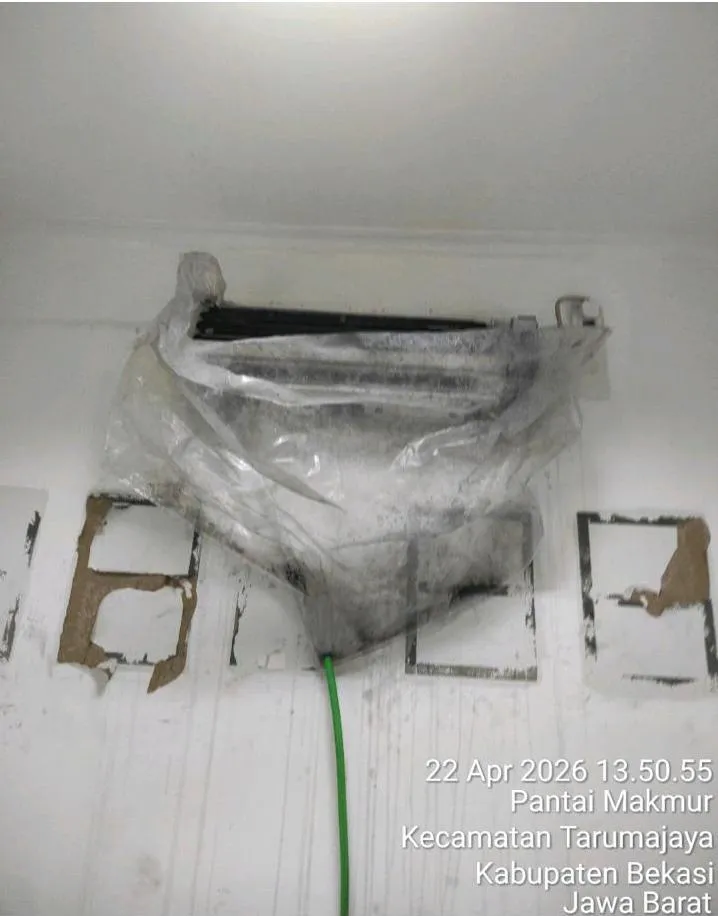 Proses cuci AC pada unit indoor menggunakan pelindung air untuk menahan kotoran saat pembersihan di fasilitas logistik Bekasi