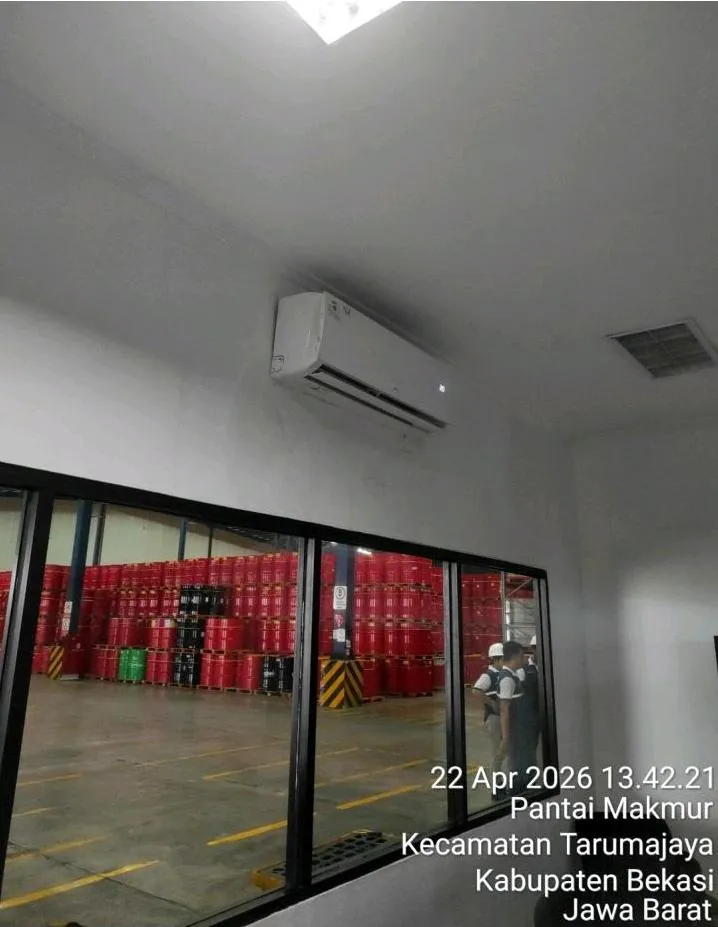 Unit AC split wall terpasang di ruang pendukung operasional PT. Kuehne Nagel Indonesia, area Shell Marunda, Bekasi