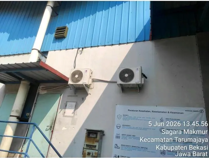 Dua unit outdoor AC terpasang di dinding luar gudang PT. Kuehne Nagel Indonesia di Tarumajaya, Bekasi, sebelum perbaikan AC inverter dimulai