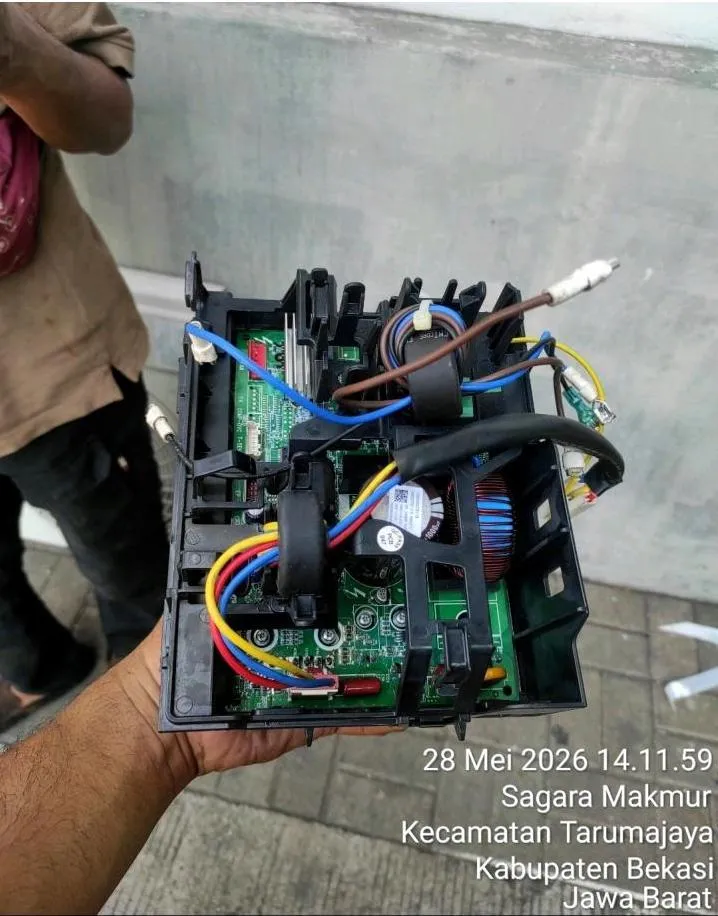 Modul kontrol AC inverter dibuka dan diperiksa teknisi Sejasa saat perbaikan unit di fasilitas warehouse Bekasi