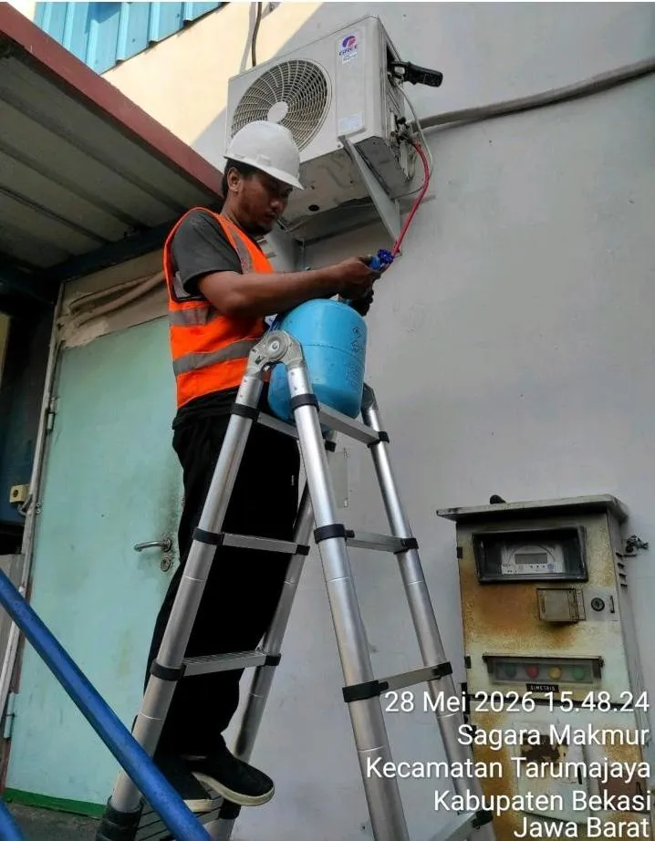 Teknisi Sejasa menyelesaikan pengecekan akhir pada unit outdoor AC di area luar gudang Tarumajaya, Bekasi