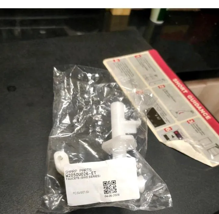Sparepart keran dispenser Sharp yang masih tersegel disiapkan untuk service dispenser pada unit yang membutuhkan penanganan tambahan