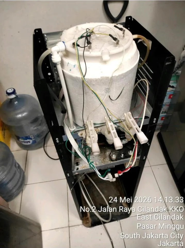 Casing dispenser dibuka saat deep clean dispenser, memperlihatkan tangki, jalur air, dan dudukan keran yang dibersihkan menyeluruh