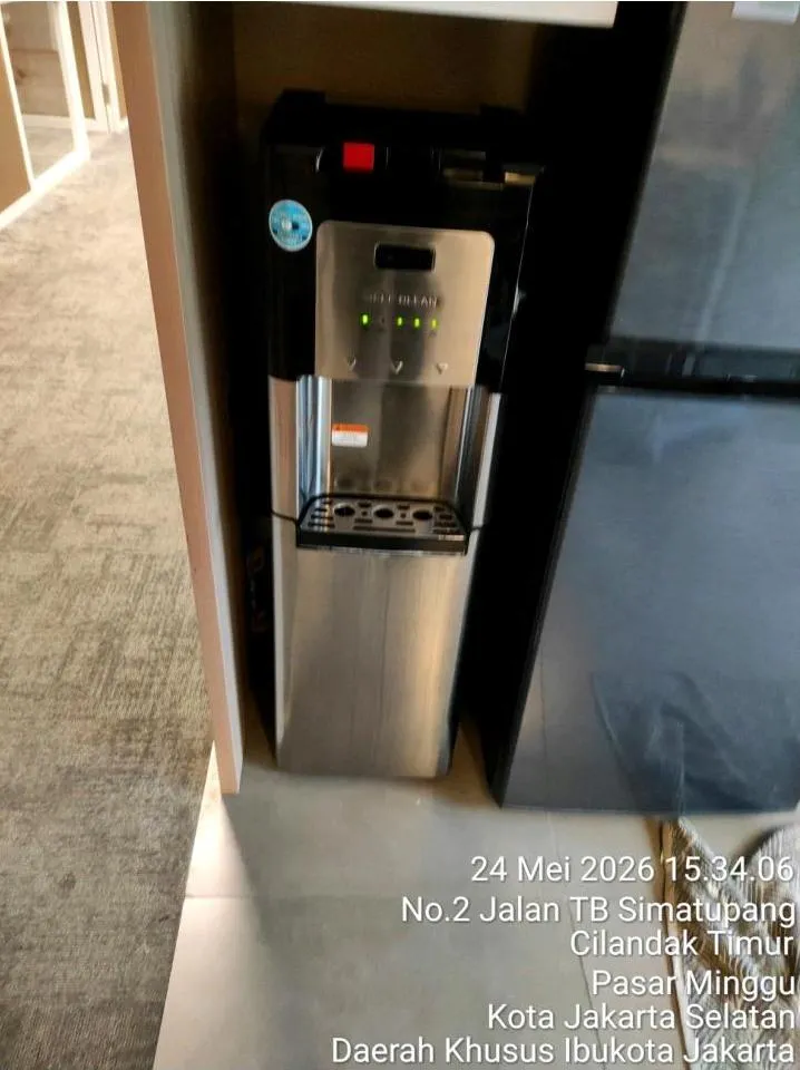 Unit dispenser dalam kondisi bersih dan terpasang kembali di area pantry kantor setelah maintenance dispenser selesai