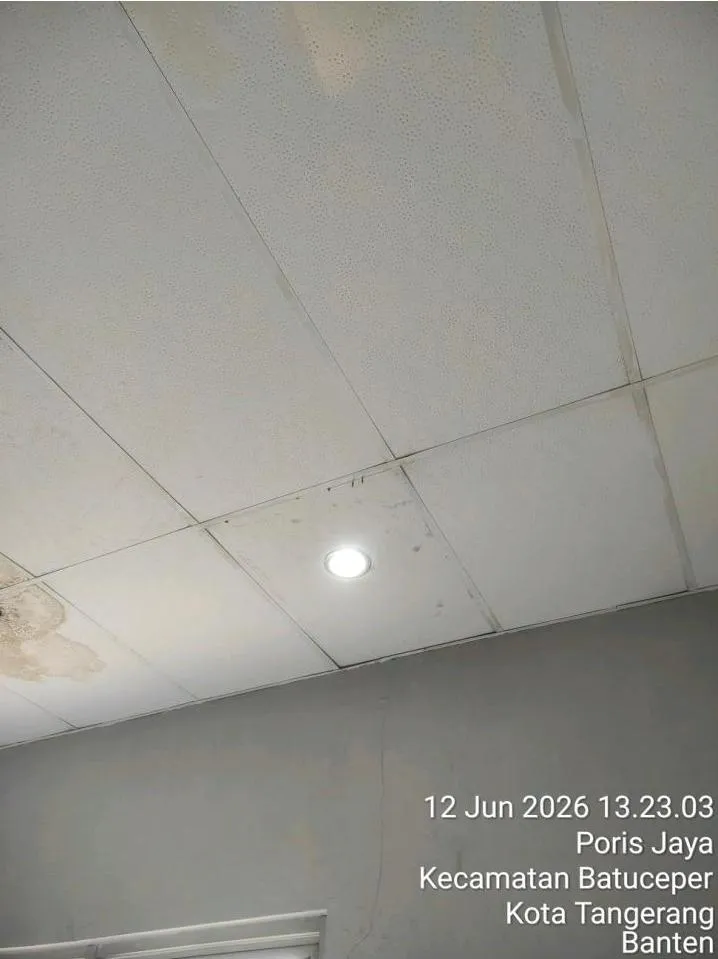 Titik downlight menyala kembali di plafon area kerja Lalamove Daan Mogot setelah kap fitting E27 diperbaiki