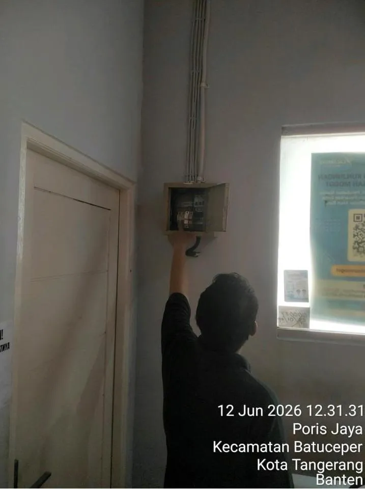 Teknisi Sejasa membuka panel MCB di fasilitas Lalamove Daan Mogot untuk pengecekan proteksi dan pembagian beban listrik