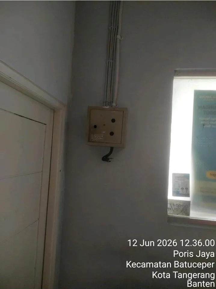 Panel MCB tertutup rapi di dinding area kerja Lalamove Daan Mogot setelah penggantian MCB dan penataan pembagian beban