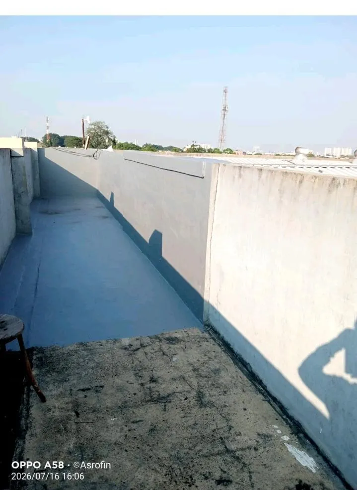 Dinding parapet dak dilapis waterproofing naik ke atas hingga menutup pertemuan dinding dan lantai