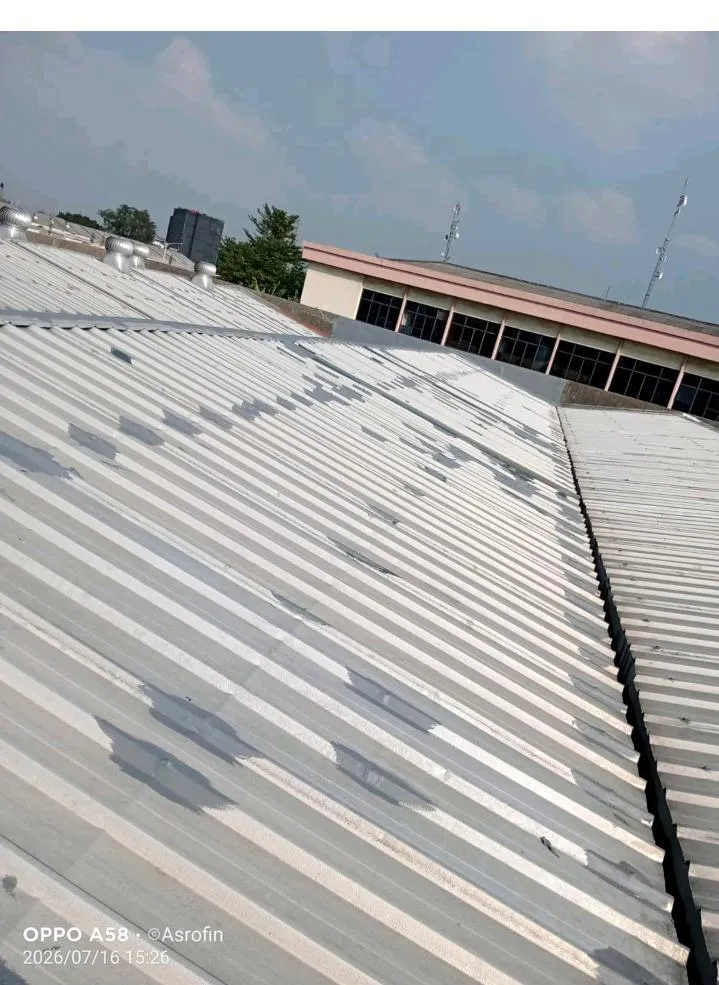 Proses waterproofing atap spandek gudang dengan pelapisan berpenguat serat fiber di sepanjang jalur air