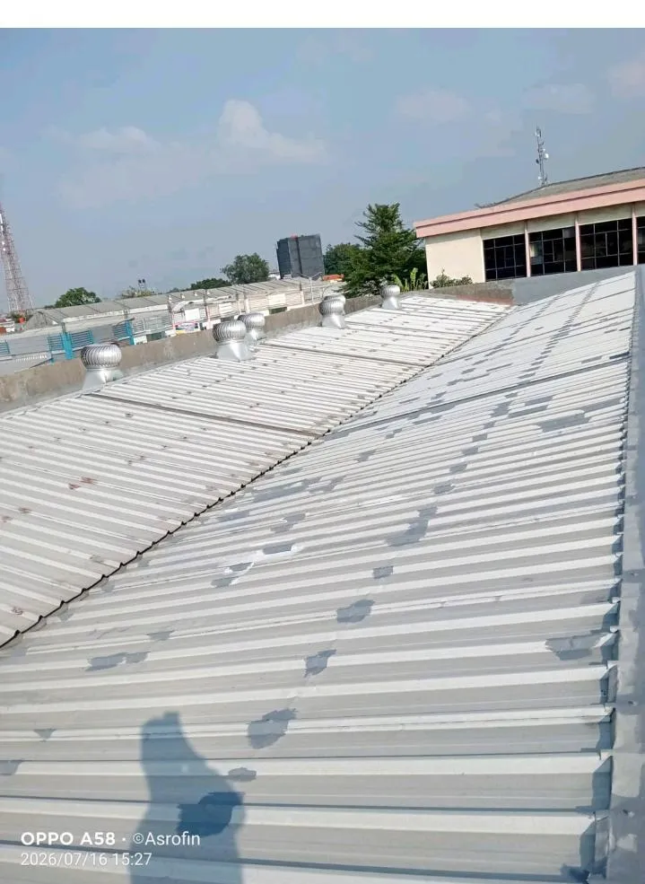 Hasil akhir waterproofing atap gudang Lalamove Daan Mogot setelah pemasangan karpet talang dan pelapisan atap spandek