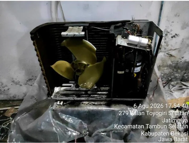 Casing unit outdoor AC dibuka saat cuci turun sehingga kipas, koil, dan kompresor terlihat untuk pembersihan menyeluruh
