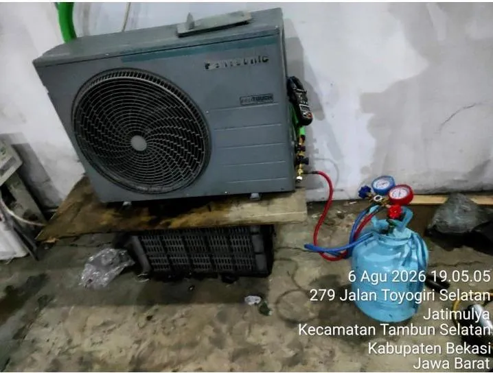 Unit outdoor AC Panasonic 2 PK di fasilitas SiCepat Bekasi Tambun Selatan disiapkan untuk pengisian freon R32 dengan tabung refrigeran dan manifold gauge