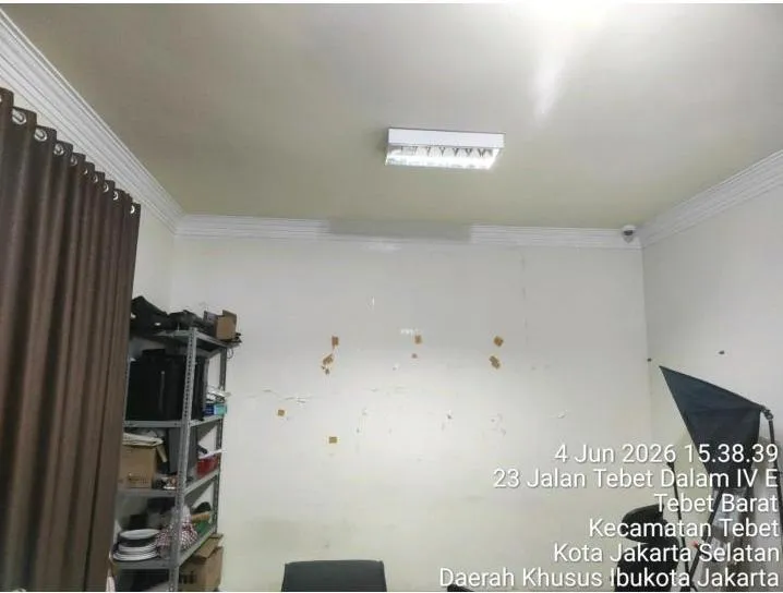 Plafon yang telah dicat ulang dengan lampu Philips T8 LED 60 cm terpasang kembali setelah perbaikan kebocoran