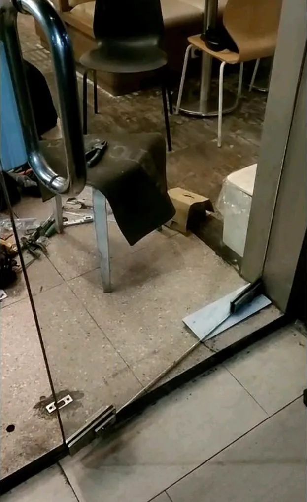 Daun pintu kaca lobby Grainsly Summarecon Bekasi dalam kondisi dilepas saat perbaikan pintu kaca, dengan peralatan kerja tertata di lantai