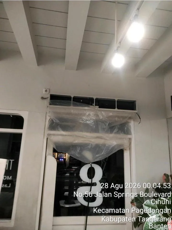 Unit AC split di area pelanggan outlet Grainsly BSD Serpong dilindungi plastik pelindung sebelum proses cuci AC dimulai