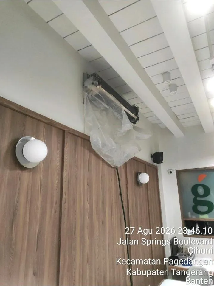 Area indoor unit AC split di dinding panel kayu outlet Grainsly BSD Serpong setelah pekerjaan cuci AC dirapikan kembali