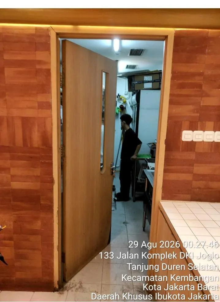 Pintu kitchen Grainsly Tanjung Duren setelah dipasang kembali, terbuka lancar ke area dapur yang kembali beroperasi normal