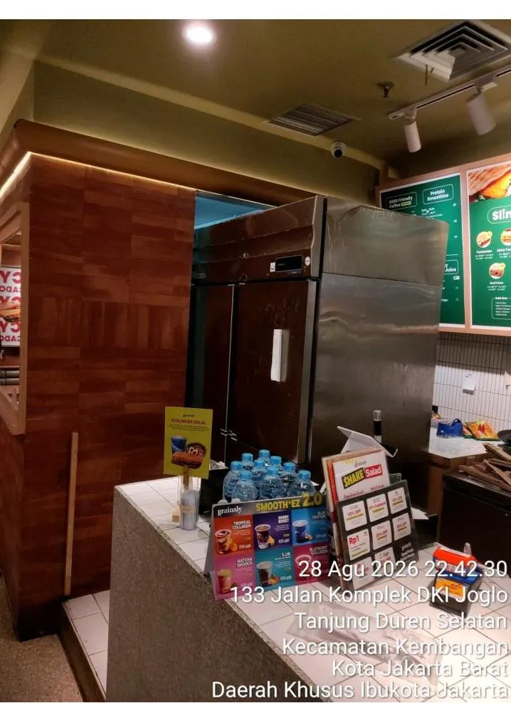 Area layanan outlet Grainsly Tanjung Duren dengan partisi kayu dan chiller, lokasi perbaikan pintu kitchen dan pintu koboy