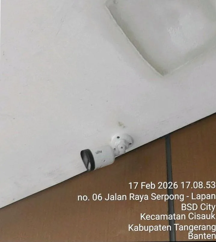 Kamera CCTV yang baru dipasang di langit-langit area Murup.id, BSD, sebagai bagian pekerjaan pemasangan CCTV Sejasa
