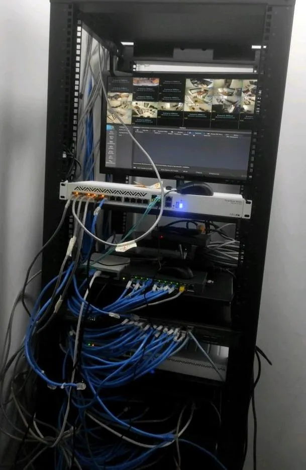 Rak server dengan NVR dan monitor CCTV yang diuji setelah pekerjaan perbaikan di Murup.id, BSD