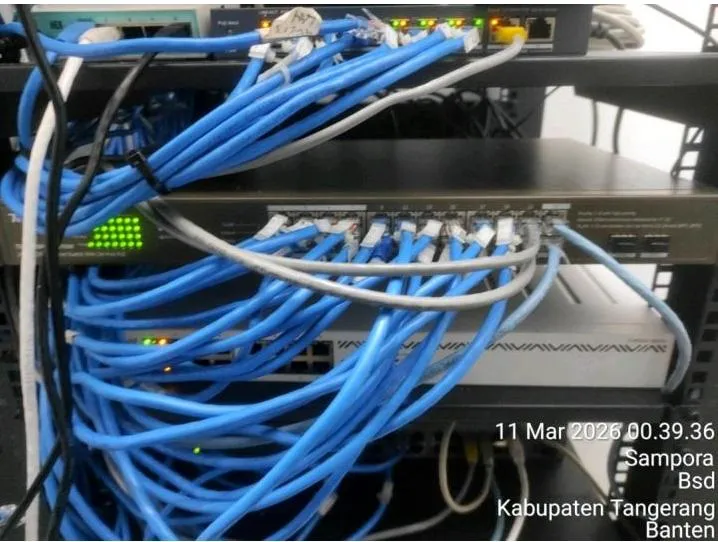 Teknisi Sejasa merapikan jalur kabel pada switch jaringan CCTV saat pekerjaan pemasangan dan perbaikan di Murup.id