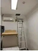 Ruang server OLXmobbi Sungkono saat pengecekan area pemasangan AC, tangga kerja disiapkan di dekat unit lama