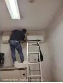 Teknisi Sejasa memasang unit indoor AC Daikin 1/2 PK di ruang server OLXmobbi Sungkono