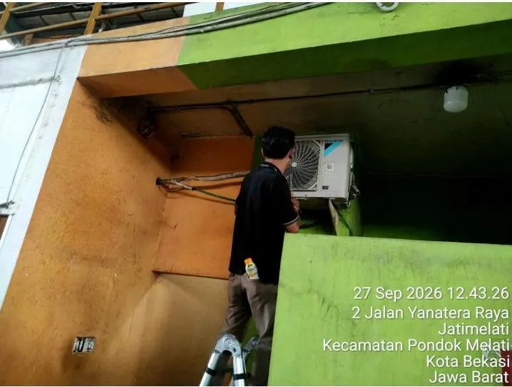 Teknisi Sejasa memeriksa unit outdoor AC di area admin SiCepat Bekasi Pondok Melati sebelum proses cuci AC