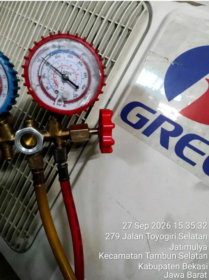 Teknisi Sejasa memeriksa tekanan freon R32 menggunakan manifold gauge pada AC SiCepat Bekasi Sortation