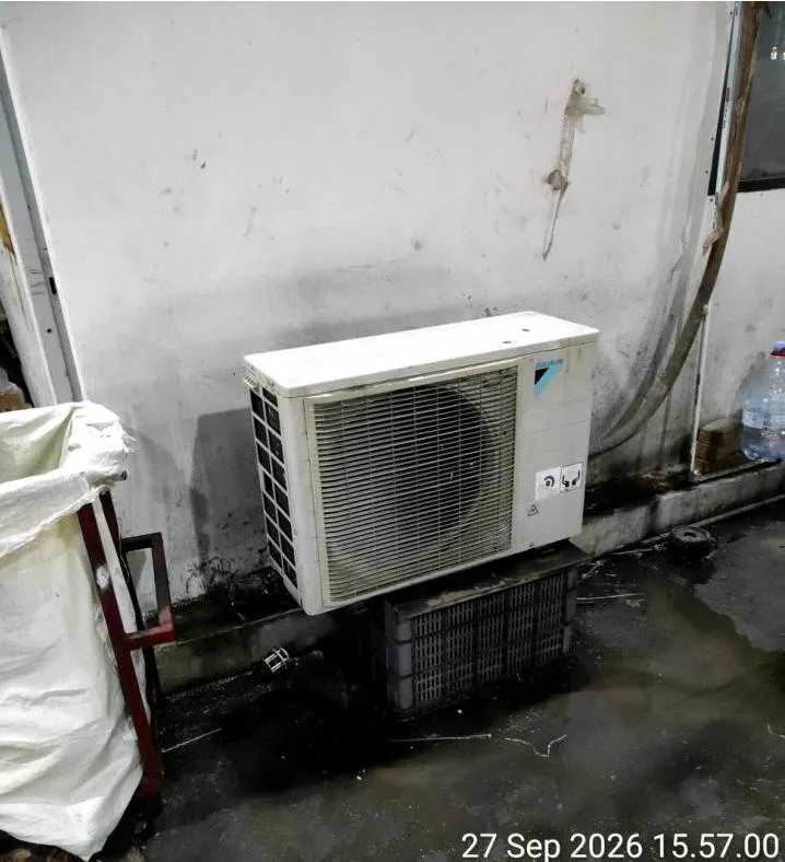 Unit outdoor AC Daikin di SiCepat Bekasi Sortation sebelum ditangani cuci besar