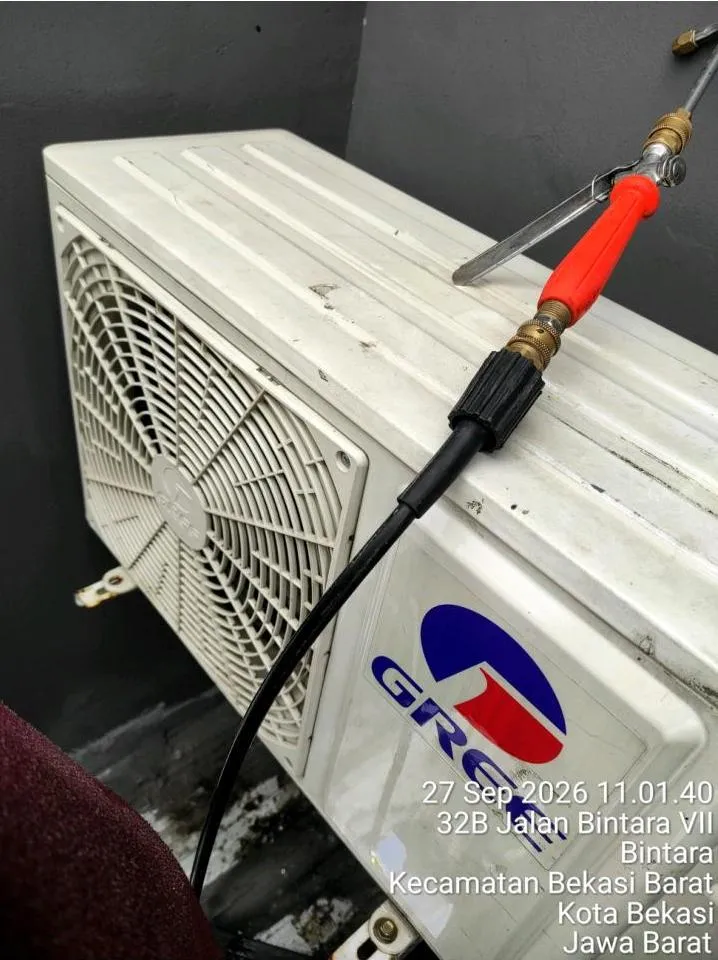 Unit outdoor AC Gree di area administrasi SiCepat Bekasi Barat sebelum proses cuci besar