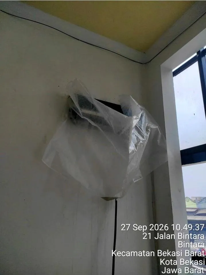 Unit indoor AC dibungkus plastik pelindung sebelum proses cuci besar di area administrasi SiCepat Bekasi Barat