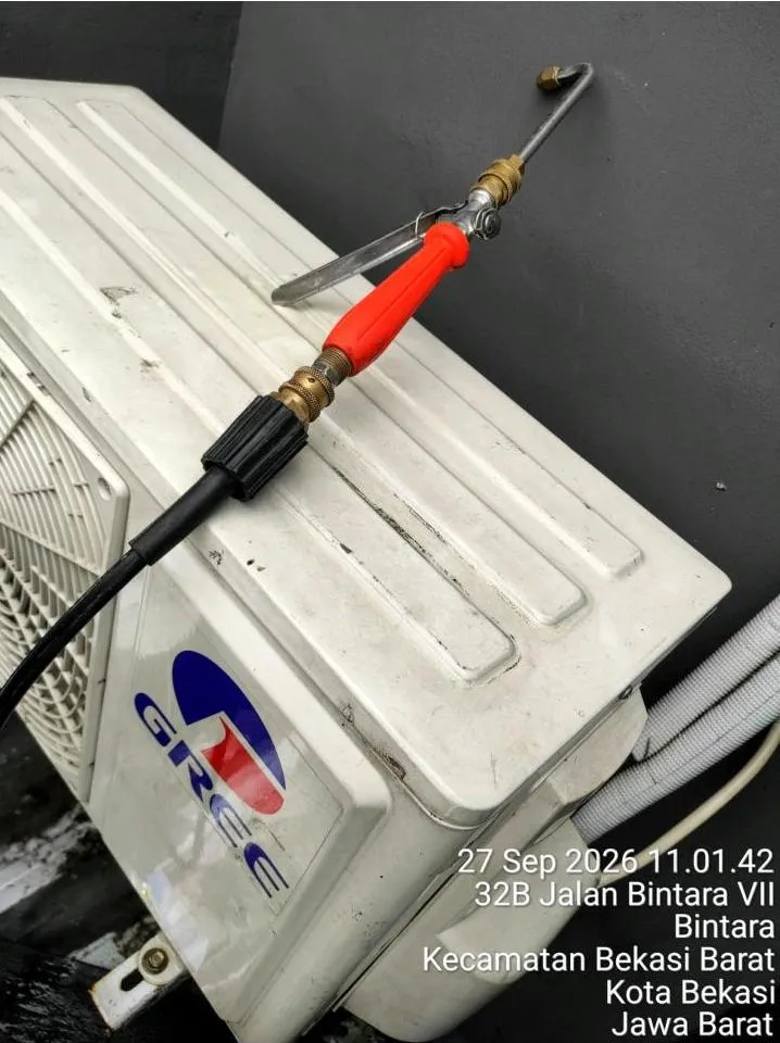 Proses cuci besar unit outdoor AC di SiCepat Bekasi Barat menggunakan mesin cuci bertekanan