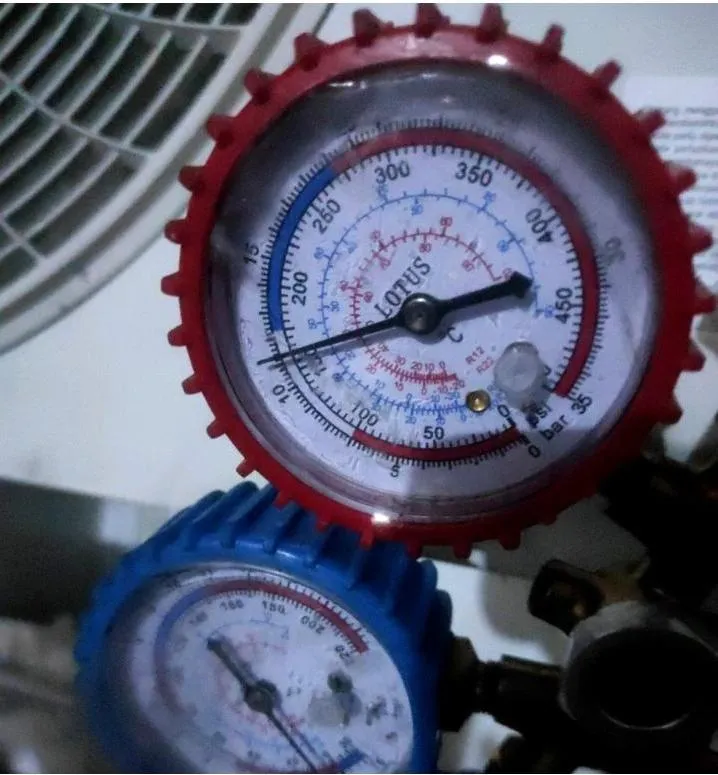 Teknisi Sejasa memeriksa tekanan freon R32 menggunakan manifold gauge pada AC SiCepat Bekasi Barat