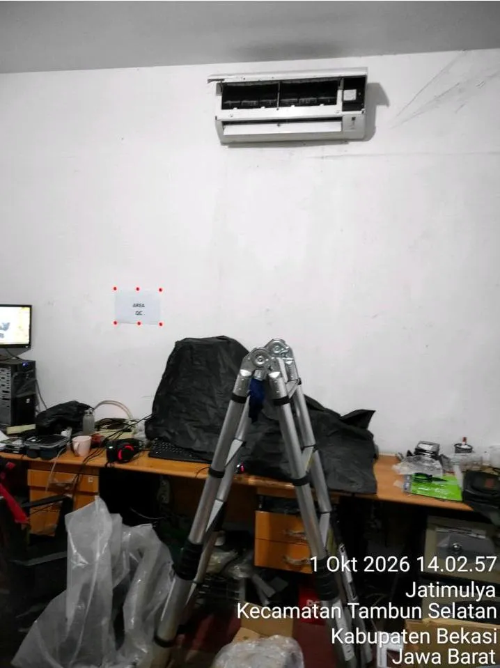 Unit AC split indoor di area QC kantor gudang SiCepat WH Bekasi Jatimulya sebelum dicuci