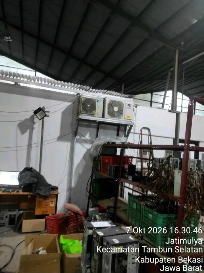 Unit outdoor AC yang terpasang di dinding area gudang SiCepat WH Bekasi Jatimulya