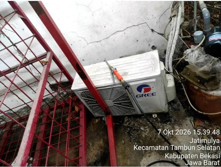 Pencucian unit outdoor AC Gree dengan semprotan bertekanan di SiCepat WH Bekasi Jatimulya