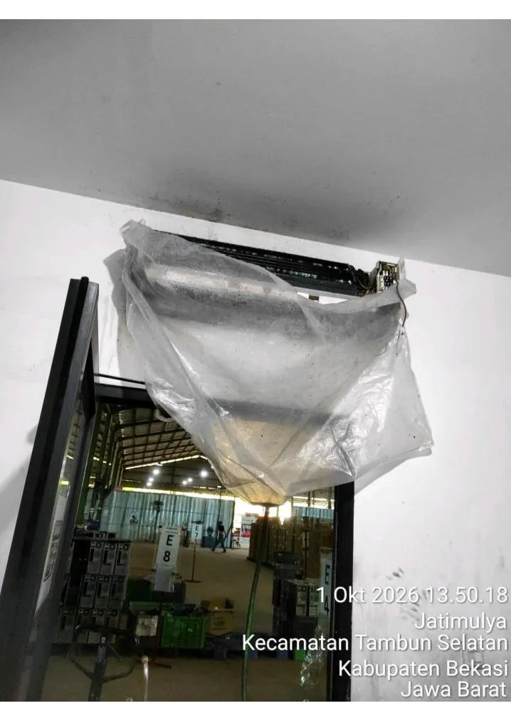 Unit indoor AC ditutup plastik penampung air saat dicuci di area gudang SiCepat WH Bekasi Jatimulya