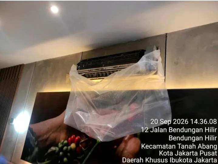 Unit AC di area dine-in Janji Jiwa Bendungan Hilir ditutup plastik pelindung sebelum dicuci