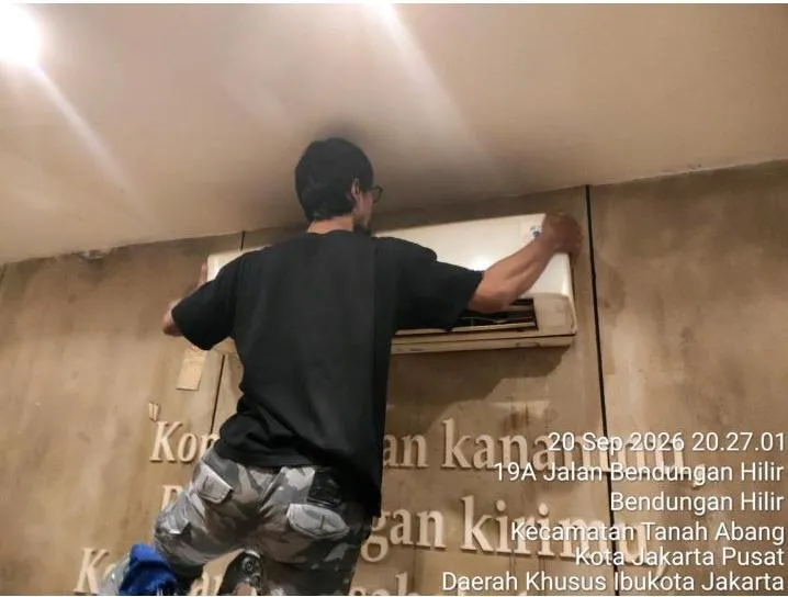 Teknisi Sejasa menyelesaikan pekerjaan cuci AC di area dine-in Janji Jiwa Bendungan Hilir