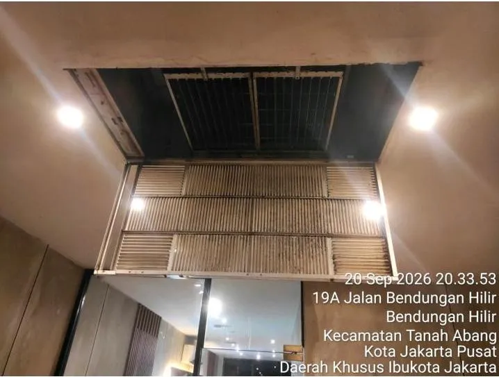 Unit pendingin di plafon area dine-in dengan panel dibuka untuk pembersihan